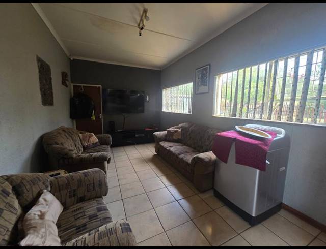 3 BEDROOM HOUSE FOR SALE IN GREENHILLS